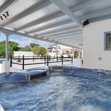 Puerto Del Carmen Sleeps 9 Pool Wifi Vila